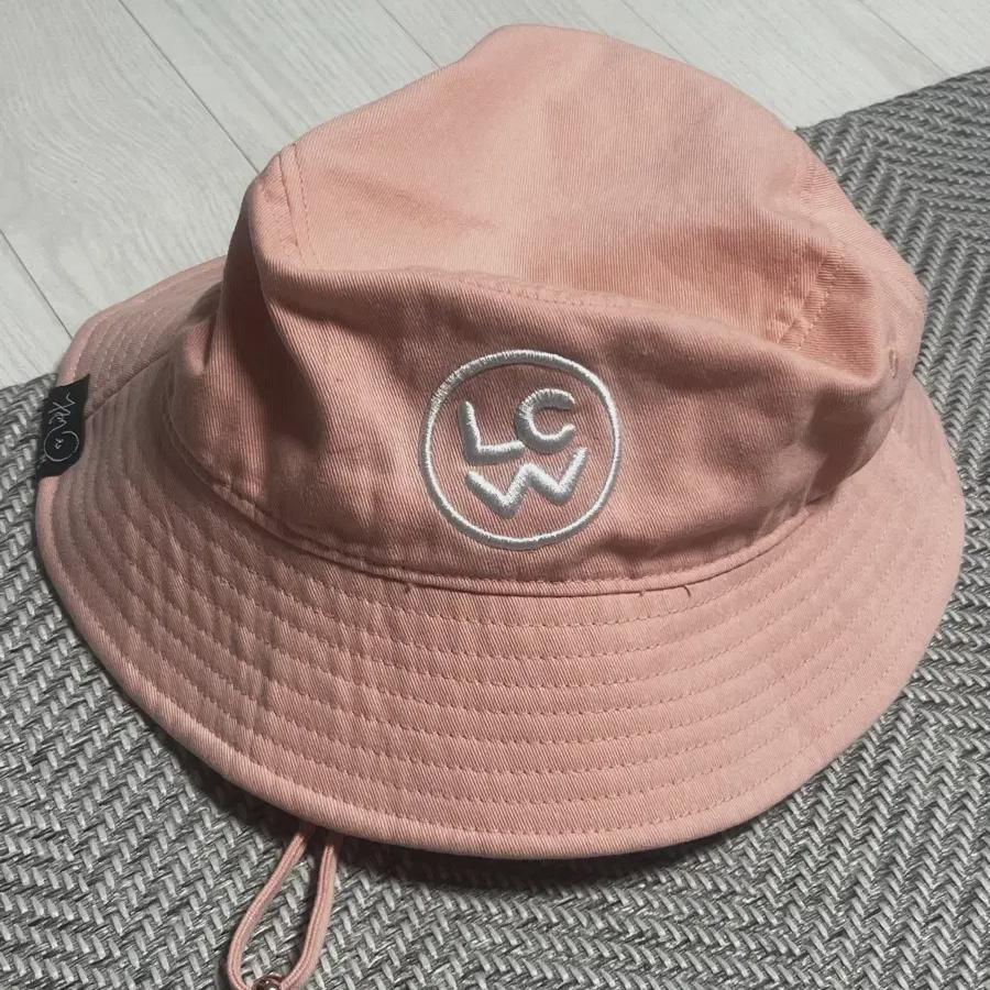 Ли Чан-вон Чан-вон продает шляпы и не использует их